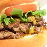 ヘンリーズ バーガー - オススメは、やはりダブル！火入れ……ミディアムレアな焼き加減もバッチリ。
