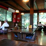 そばの華 - 色のコントラストが美しい店内