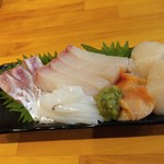 麺哲支店 麺野郎 - おまかせおつまみ(刺身盛り(きんめ、ひらまさ、ヤリイカ、ホタテ))