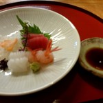 日本料理 新 - 天然の平目、アオリイカ、甘エビ、鮪のお造り