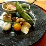 日本料理 新 - 八寸 大豆に鮑の煮物、ほうれん草のお浸し、そら豆、金柑、サヨリの手鞠寿司、河豚の一夜干し、原木椎茸、穴子寿司