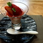 日本料理 新 - いちごのプリン