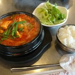 てじ韓 - 国産牡蠣チゲランチセット 972円 ライス、サラダ、お茶付き