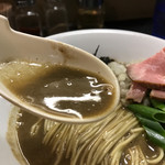 麺処 晴 - 秋刀魚烏賊のスープは薄茶色で苦味と塩気、酸味が感じられて秋刀魚感が美味しかったです。