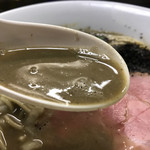 麺処 晴 - 鰺秋刀魚のスープは緑グレーな色あいで甘みがありマイルドな感じでほのかに秋刀魚を感じました。
