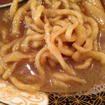すごい煮干ラーメン凪 西新宿七丁目店 - 麺は縮れが強く黄色い太麺