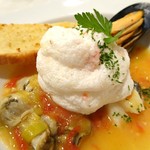 ペンションプチポワ - ヴイヤベース 卵白の淡雪がのってます。