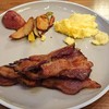 Grand Hyatt - 料理写真:ベーコン、作りおきのスクランブルエッグ