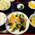 本場中華料理 小香港 - 今日のランチ。ご飯とサラダはおかわり自由。
                                デザートのフルーツも美味い。