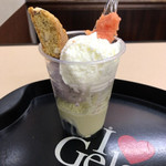 ジェラテリア チルコドーロ - コッパ・ドーロ(チョコソース無し)890円(税込)
      1度に3種のお味が楽しめる♪