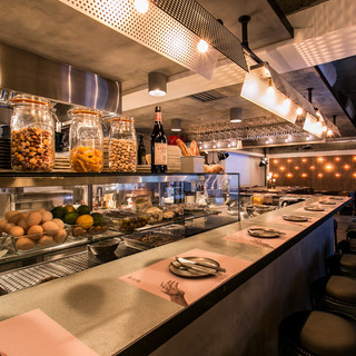 オープンキッチンのライブ感を楽しめる特等席！