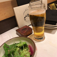 肉の匠 将泰庵 船橋駅前 はなれ店 - 生ビールとサラダ