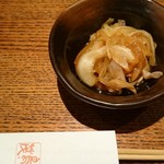 鳥茂 - お通し。玉ねぎとガツの和え物。手前が竹串二本のお箸。