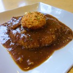 はんぐりぃ - クリームコロッケのせ牛すじ煮込みカレー