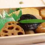 Nihombashi Bemmatsu Souhonten - 並六弁当(白飯) 1080円。