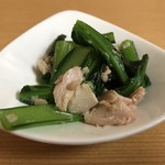 Izakaya Otaru - 今回のお通しは「鮭の中骨と小松菜の浸し」