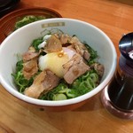 うま屋ラーメン - 温玉ネギ豚丼（税込380円）