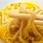 自家製ラーメン大者 - 生卵に麺を付けて【料理】
