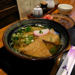 いけす - いたちとミニカレー丼。「いたち」とはきつねうどんの麺を中華麺に代えたもの。これがまた意外にイケるんです。(≧▽≦)