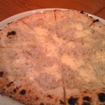 Trattoria Pizzeria Pireus - 年配の方も好みそうな…シラスのピザ