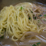 Saburouzushi - 甘いお出汁に、少し縮れた黄色い麺。食べ応えがあって美味いデス。