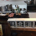 Kamakura Sake Ten - 炭火で焼かれる鶏・豚・牡蠣とお洒落なサイン