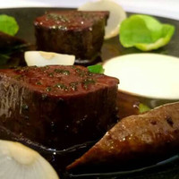 オオハラ エ シーアイイー - 蝦夷鹿のももをかなり香ばしく焼きながら中は本当に均一なキュイソンは若手以上のキュイソン。均一にはあげられてもここまで表面を焼き込めるのはすごい。
                ソースの濃度やポムピュレの油分が完璧。