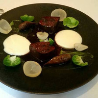 オオハラ エ シーアイイー - 蝦夷鹿モモ肉のロティ、鹿のソーセージ、赤ワインとポルトフォンボドーのソース、ほうれん草のピュレ