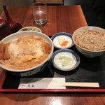 Kisoba Tenryuu - カツ丼900円とミニそば100円也。なんとなく悪い予感のするそばの肌合い。