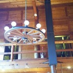 二軒小屋ロッヂ - 食堂の照明がお洒落、隣の黒い筒は暖炉の煙突です。
