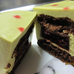 ERIKO MORITA - ピスタチオ＆チェリーのムース、カット！