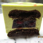 ERIKO MORITA - ピスタチオ＆チェリーのムース、カット！