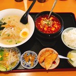 台湾料理 鑫源村  - 本日栄養満点メニュー麻婆豆腐で。スープを豚骨ラーメンに変更。