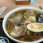 麺や貴伝 - 綺麗なスープです。