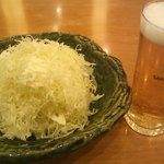 Shinjuku Saboten - 生ビール小（390円）とキャベツ