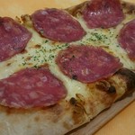 チーズキッチン - ヌーケル（クミンのチーズ）とサラミのピザ