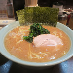 いずみ家 - らーめん中＆ほうれん草　ズームアップ