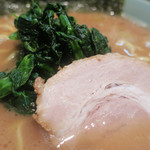 いずみ家 - らーめん中＆ほうれん草　ズームアップ