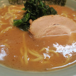 いずみ家 - らーめん中＆ほうれん草　ズームアップ