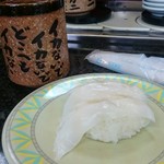 おすしやさん 魚津店 - 湯飲み茶碗も廻っててかわいい。私はあえて悲観的なイカないでをちょいす