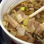 中華そば 亀喜屋 - チャーシュー、メンマ、ナルトが沈んでいる