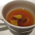 喜瀬別邸 メインダイニング ちゅらぬうじ - コンソメスープと牛ホホ肉のトルテリーニ