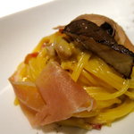 喜瀬別邸 メインダイニング ちゅらぬうじ - ポルチーニと生ハムのカルボナーラ　石垣島胡椒ビバーツ添え