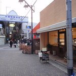 ベーカリー ノリ - 店は商店街の端にあります