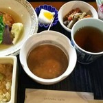 シズク カフェ＆スクール - しずくランチ。メーンは豆腐ハンバーグ。