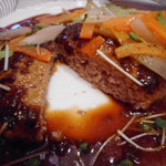 ビストロ アオキ - ハンバーグを切ったところ