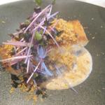 レストラン マノワ - マツカワガレイ・燻製パン粉がけ　ゴボウのソース 