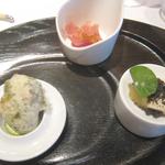 レストラン マノワ - アミューズブーシュ（サンマコンフィのフリット、ルビークイーンとブランダード、焼きナスのブラン・マンジェ）