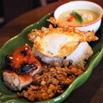 酒､タイ小皿､締めトムヤム 夜バナナ - タイのおかず3種盛り合わせ のせご飯