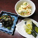 Oshokujidokoro Kokubu - おでん定食（￥1050）の小鉢。この日はわかめと胡瓜の酢の物、ポテトサラダ、お漬物（白菜・胡瓜）でした。